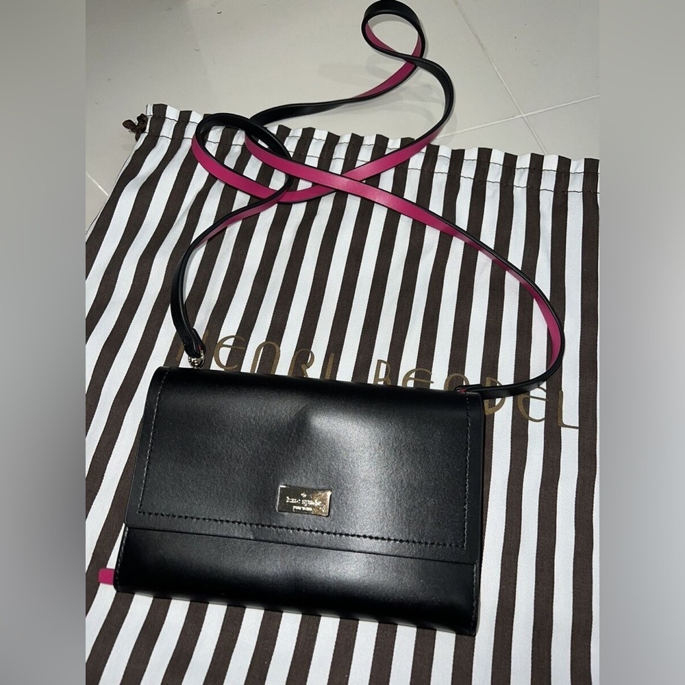 Kate Spade| Black Trifold Crossbody with Hot Detailing